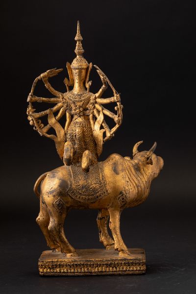 Figura di divinit multibraccia assisa su bue in bronzo con tracce di doratura, Thailandia, fine XIX secolo  - Asta Arte Orientale - Associazione Nazionale - Case d'Asta italiane