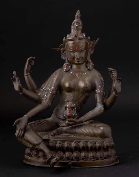 Figura di Tara seduta su doppio fiore di loto in bronzo con innesti in turchese e corallo, Tibet, XIX secolo  - Asta Arte Orientale - Associazione Nazionale - Case d'Asta italiane