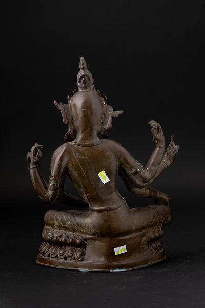 Figura di Tara seduta su doppio fiore di loto in bronzo con innesti in turchese e corallo, Tibet, XIX secolo  - Asta Arte Orientale - Associazione Nazionale - Case d'Asta italiane