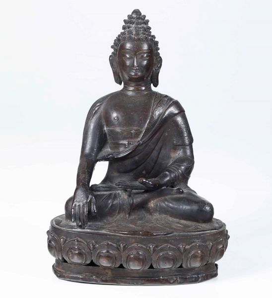 Figura di Buddha Sakyamuni seduto su doppio fiore di loto, Cina, Dinastia Qing, XIX secolo  - Asta Arte Orientale - Associazione Nazionale - Case d'Asta italiane