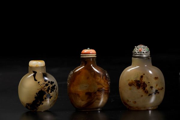 Tre snuff bottles scolpite in agata muschiata, Cina, Dinastia Qing, XIX secolo  - Asta Arte Orientale - Associazione Nazionale - Case d'Asta italiane