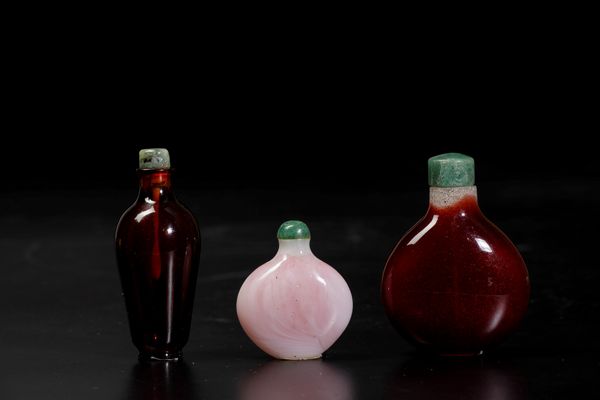 Tre snuff bottles in vetro di Pechino, Cina, Dinastia Qing, XIX secolo  - Asta Arte Orientale - Associazione Nazionale - Case d'Asta italiane