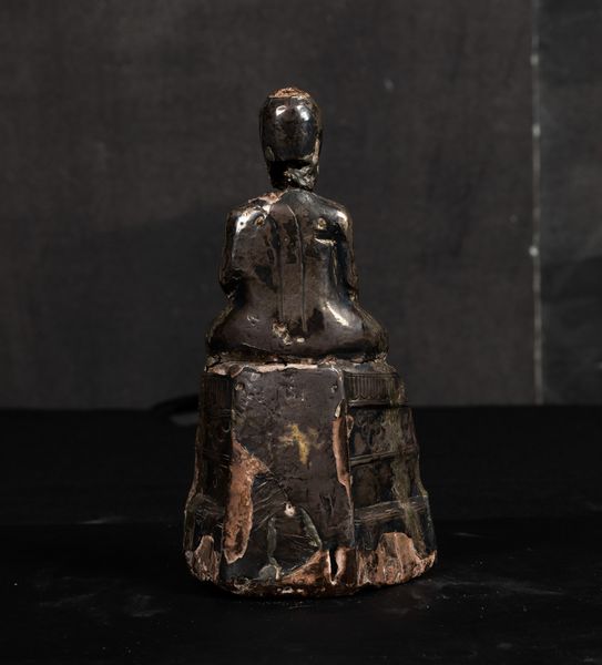 Figura di Buddha Amitayus seduto su piedistallo rivestita in lamina metallica, Thailandia, XIX secolo  - Asta Arte Orientale - Associazione Nazionale - Case d'Asta italiane