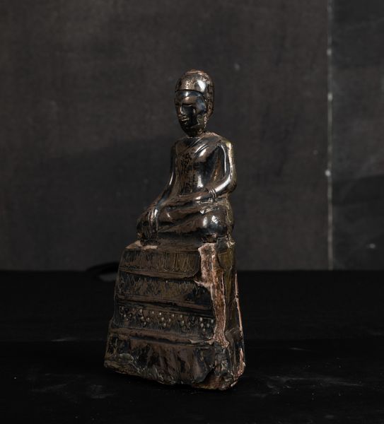 Figura di Buddha Amitayus seduto su piedistallo rivestita in lamina metallica, Thailandia, XIX secolo  - Asta Arte Orientale - Associazione Nazionale - Case d'Asta italiane