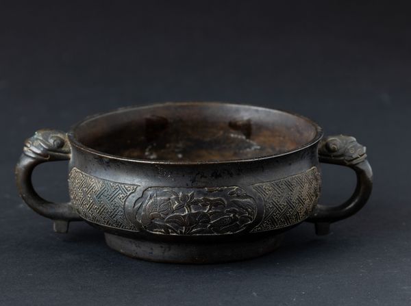 Incensiere in bronzo a doppia ansa con decori d�ispirazione arcaica incisi e a rilievo, Cina, Dinastia Ming, XVII secolo  - Asta Arte Orientale - Associazione Nazionale - Case d'Asta italiane