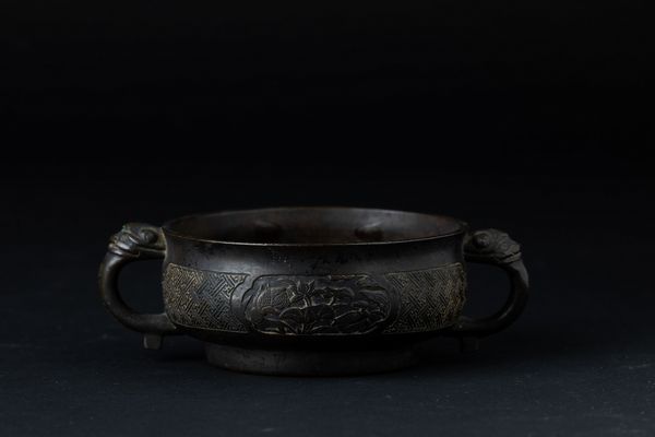 Incensiere in bronzo a doppia ansa con decori d�ispirazione arcaica incisi e a rilievo, Cina, Dinastia Ming, XVII secolo  - Asta Arte Orientale - Associazione Nazionale - Case d'Asta italiane