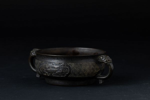 Incensiere in bronzo a doppia ansa con decori d�ispirazione arcaica incisi e a rilievo, Cina, Dinastia Ming, XVII secolo  - Asta Arte Orientale - Associazione Nazionale - Case d'Asta italiane