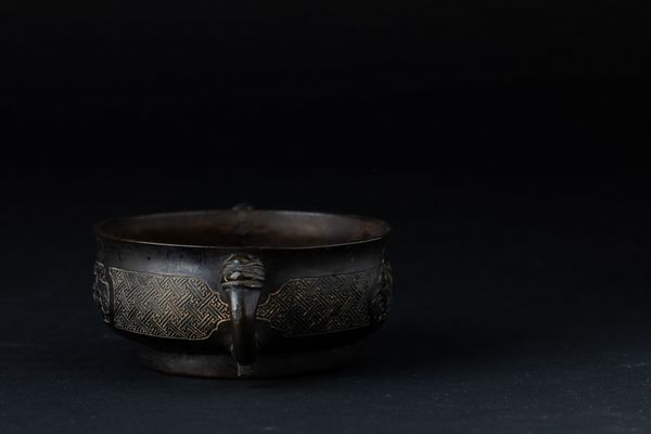 Incensiere in bronzo a doppia ansa con decori d�ispirazione arcaica incisi e a rilievo, Cina, Dinastia Ming, XVII secolo  - Asta Arte Orientale - Associazione Nazionale - Case d'Asta italiane