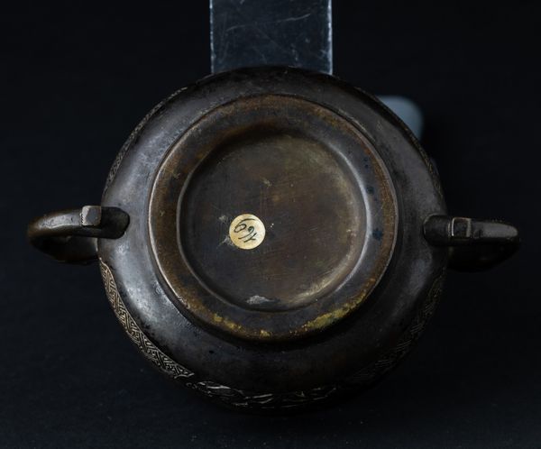 Incensiere in bronzo a doppia ansa con decori d�ispirazione arcaica incisi e a rilievo, Cina, Dinastia Ming, XVII secolo  - Asta Arte Orientale - Associazione Nazionale - Case d'Asta italiane