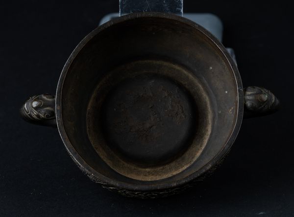 Incensiere in bronzo a doppia ansa con decori d�ispirazione arcaica incisi e a rilievo, Cina, Dinastia Ming, XVII secolo  - Asta Arte Orientale - Associazione Nazionale - Case d'Asta italiane