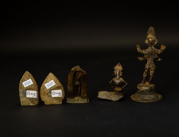 Lotto composto da tre bronzetti raffiguranti divinit e due steli votive in pietra, India, XVIII-XIX secolo  - Asta Arte Orientale - Associazione Nazionale - Case d'Asta italiane