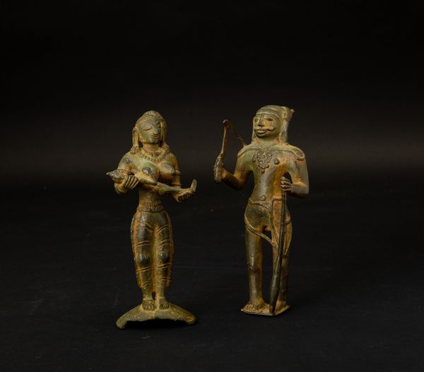 Coppia di bronzetti raffiguranti un uomo e una donna con bambino, India, XVIII-XIX secolo  - Asta Arte Orientale - Associazione Nazionale - Case d'Asta italiane