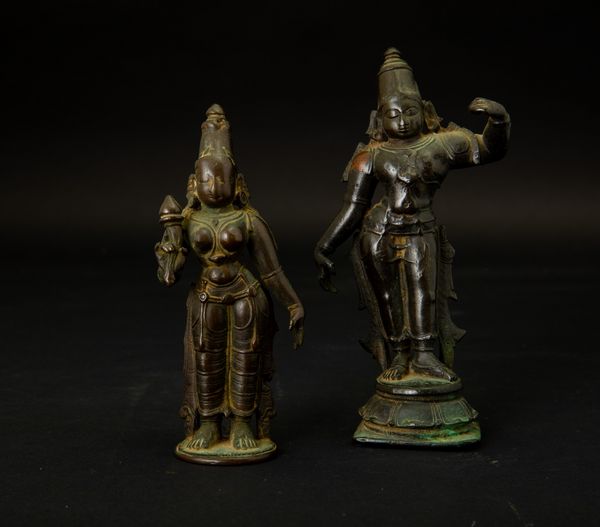Due statuette in bronzo raffiguranti Rama e Parvati, India, XVII-XVIII secolo  - Asta Arte Orientale - Associazione Nazionale - Case d'Asta italiane