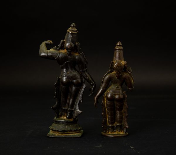 Due statuette in bronzo raffiguranti Rama e Parvati, India, XVII-XVIII secolo  - Asta Arte Orientale - Associazione Nazionale - Case d'Asta italiane