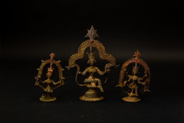 Tre figure in bronzo di divint� assise su piedistalli circolari e sovrastate da archi decorativi con pinnacoli, India, XVIII-XIX secolo  - Asta Arte Orientale - Associazione Nazionale - Case d'Asta italiane