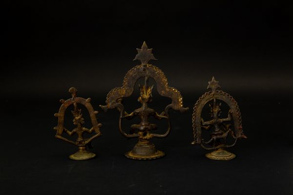 Tre figure in bronzo di divint� assise su piedistalli circolari e sovrastate da archi decorativi con pinnacoli, India, XVIII-XIX secolo  - Asta Arte Orientale - Associazione Nazionale - Case d'Asta italiane