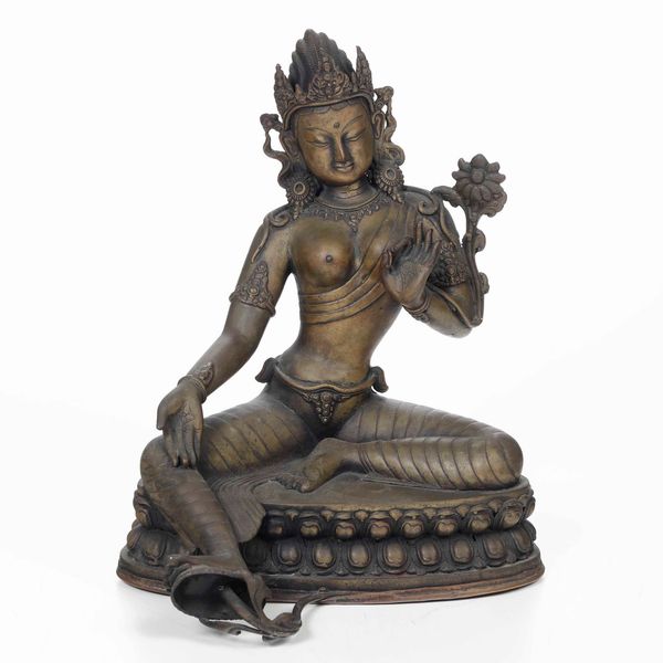 Figura di Tara seduta su doppio fiore di loto in bronzo, Cina, XX secolo  - Asta Arte Orientale - Associazione Nazionale - Case d'Asta italiane