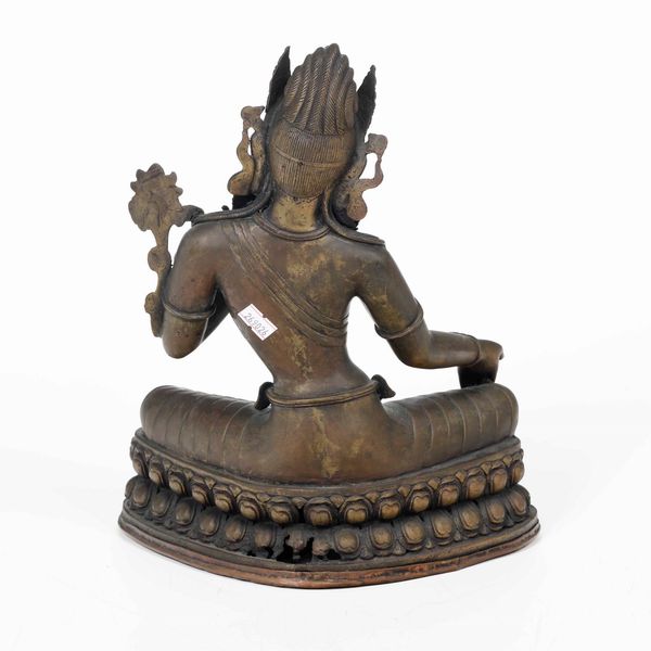 Figura di Tara seduta su doppio fiore di loto in bronzo, Cina, XX secolo  - Asta Arte Orientale - Associazione Nazionale - Case d'Asta italiane