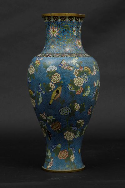 Grande vaso a smalti cloisonn� con decoro di uccellini tra i rami e farfalle, Cina, Dinastia Qing, epoca Jiaqing (1796-1820)  - Asta Arte Orientale - Associazione Nazionale - Case d'Asta italiane