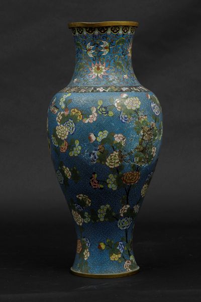Grande vaso a smalti cloisonn� con decoro di uccellini tra i rami e farfalle, Cina, Dinastia Qing, epoca Jiaqing (1796-1820)  - Asta Arte Orientale - Associazione Nazionale - Case d'Asta italiane