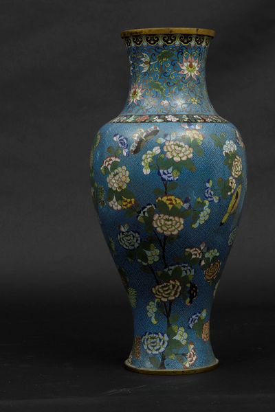 Grande vaso a smalti cloisonn� con decoro di uccellini tra i rami e farfalle, Cina, Dinastia Qing, epoca Jiaqing (1796-1820)  - Asta Arte Orientale - Associazione Nazionale - Case d'Asta italiane