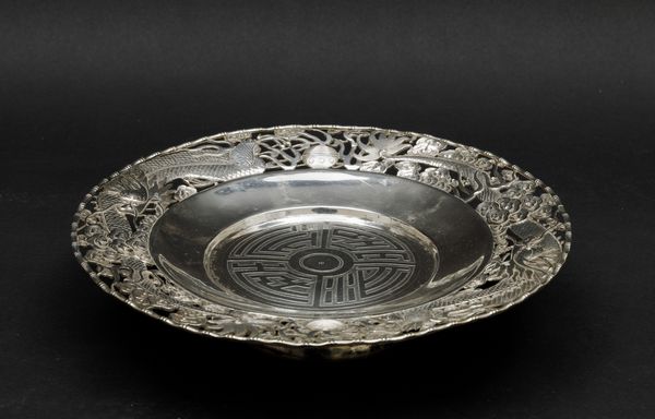 Piatto in argento con decoro di draghi a traforo e simboli taoisti, Cina, Dinastia Qing, XIX secolo  - Asta Arte Orientale - Associazione Nazionale - Case d'Asta italiane