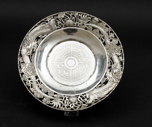 Piatto in argento con decoro di draghi a traforo e simboli taoisti, Cina, Dinastia Qing, XIX secolo  - Asta Arte Orientale - Associazione Nazionale - Case d'Asta italiane