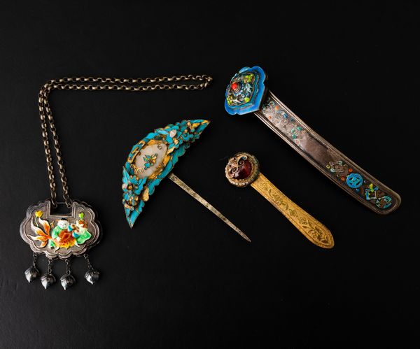 Lotto composto da collana, fermaglio e due piccoli Ruyi con decori a smalti e innesti in pietre dure e giada, Cina, Dinastia Qing, XIX secolo  - Asta Arte Orientale - Associazione Nazionale - Case d'Asta italiane