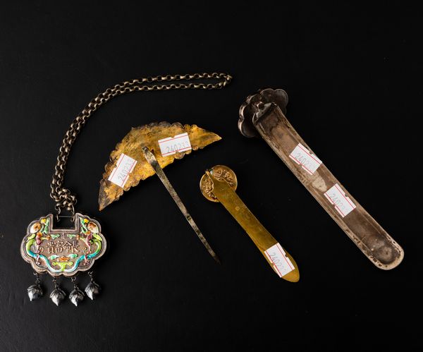 Lotto composto da collana, fermaglio e due piccoli Ruyi con decori a smalti e innesti in pietre dure e giada, Cina, Dinastia Qing, XIX secolo  - Asta Arte Orientale - Associazione Nazionale - Case d'Asta italiane