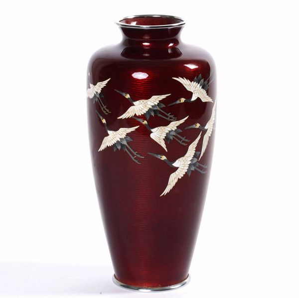 Vaso in smalto raffigurante aironi in volo su fondo bordeaux, Giappone, periodo Meiji (1868-1912)  - Asta Arte Orientale - Associazione Nazionale - Case d'Asta italiane