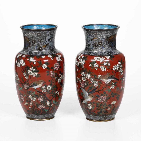Coppia di vasi in smalto con decoro di uccellini tra i rami su fondo rosso, Cina, Dinastia Qing, XIX secolo  - Asta Arte Orientale - Associazione Nazionale - Case d'Asta italiane