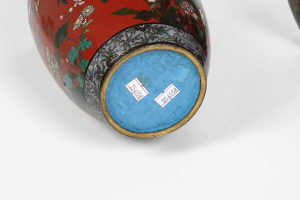 Coppia di vasi in smalto con decoro di uccellini tra i rami su fondo rosso, Cina, Dinastia Qing, XIX secolo  - Asta Arte Orientale - Associazione Nazionale - Case d'Asta italiane