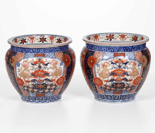 Coppia di giardiniere in porcellana Imari con decori floreali e soggetti naturalistici entro riserve, Giappone, periodo Meiji (1868-1912)  - Asta Arte Orientale - Associazione Nazionale - Case d'Asta italiane