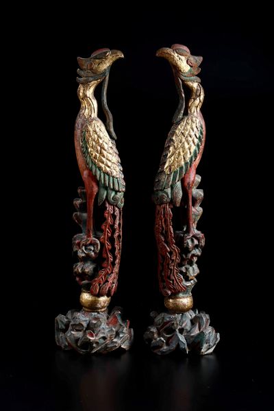 Coppia di fenici in legno laccato e dorato, Cina, Dinastia Qing, XIX secolo  - Asta Arte Orientale - Associazione Nazionale - Case d'Asta italiane