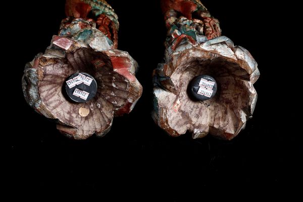 Coppia di fenici in legno laccato e dorato, Cina, Dinastia Qing, XIX secolo  - Asta Arte Orientale - Associazione Nazionale - Case d'Asta italiane