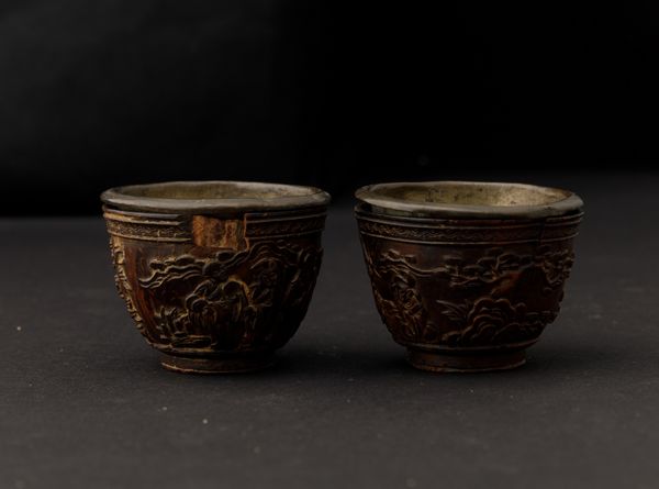 Due piccole coppe scolpite in legno con scene di vita comune e iscrizioni, Cina, Dinastia Qing, XIX secolo  - Asta Arte Orientale - Associazione Nazionale - Case d'Asta italiane
