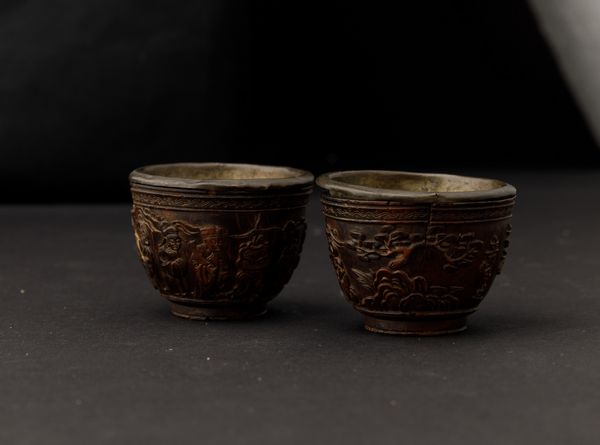 Due piccole coppe scolpite in legno con scene di vita comune e iscrizioni, Cina, Dinastia Qing, XIX secolo  - Asta Arte Orientale - Associazione Nazionale - Case d'Asta italiane