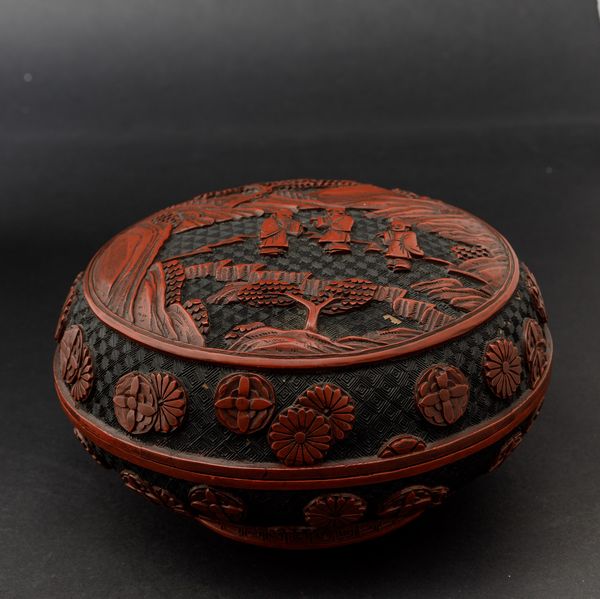Scatola circolare in lacca con figure di saggi entro paesaggio sul coperchio e decori floreali, Cina, Dinastia Qing, XIX secolo  - Asta Arte Orientale - Associazione Nazionale - Case d'Asta italiane
