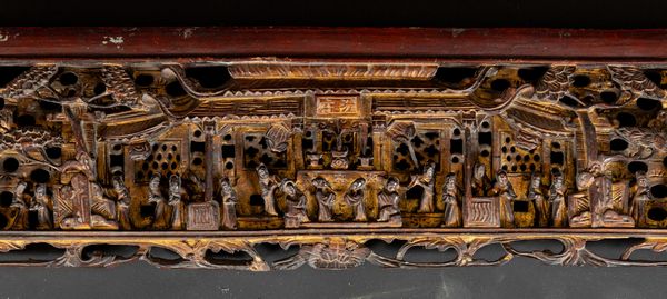 Fregio in legno intagliato e dorato raffigurante scena di vita comune e decori floreali, Cina, Dinastia Qing, XIX secolo  - Asta Arte Orientale - Associazione Nazionale - Case d'Asta italiane