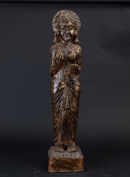Figura di divinit femminile stante scolpita in legno laccato, India, XX secolo  - Asta Arte Orientale - Associazione Nazionale - Case d'Asta italiane