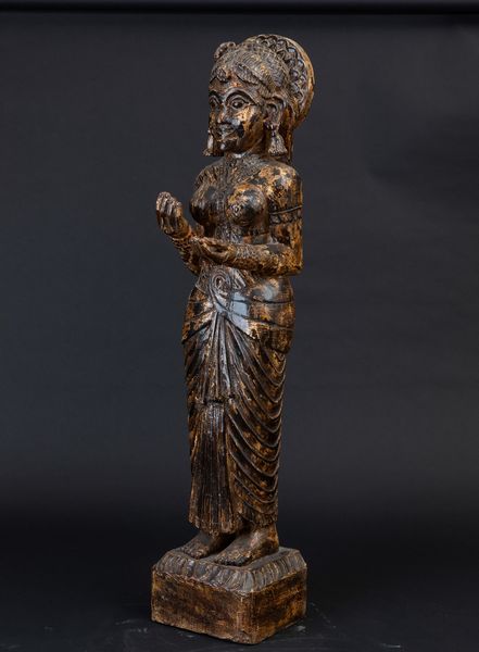 Figura di divinit femminile stante scolpita in legno laccato, India, XX secolo  - Asta Arte Orientale - Associazione Nazionale - Case d'Asta italiane