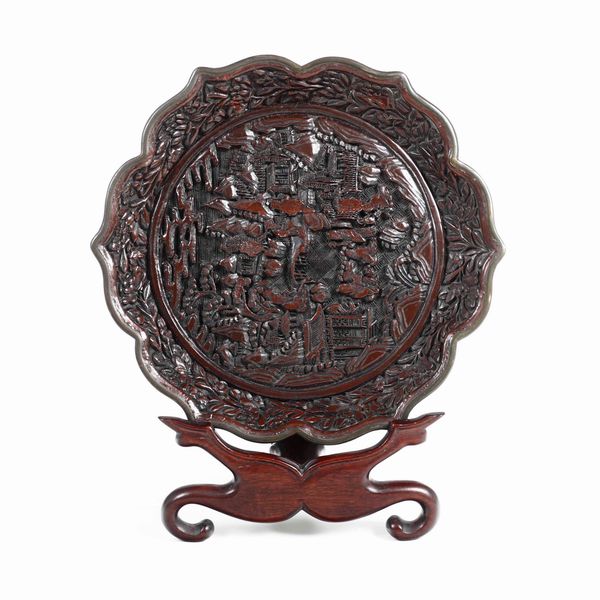 Piatto in lacca con decori floreali e raffigurazione di villaggio centrale, Cina, Dinastia Qing, XIX secolo  - Asta Arte Orientale - Associazione Nazionale - Case d'Asta italiane