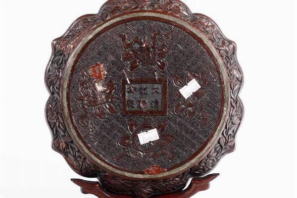 Piatto in lacca con decori floreali e raffigurazione di villaggio centrale, Cina, Dinastia Qing, XIX secolo  - Asta Arte Orientale - Associazione Nazionale - Case d'Asta italiane