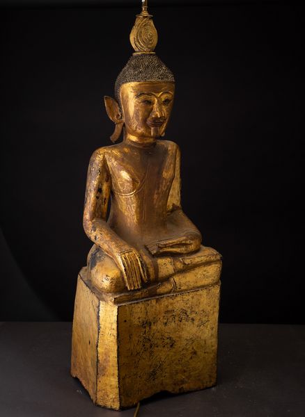 Buddha Sakyamuni in legno dorato, Indonesia, XIX secolo  - Asta Arte Orientale - Associazione Nazionale - Case d'Asta italiane