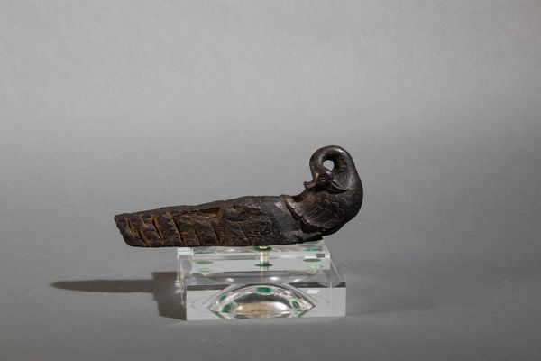 Figura di pavone scolpita in pietra, Cina, Dinastia Song (960-1279)  - Asta Arte Orientale - Associazione Nazionale - Case d'Asta italiane