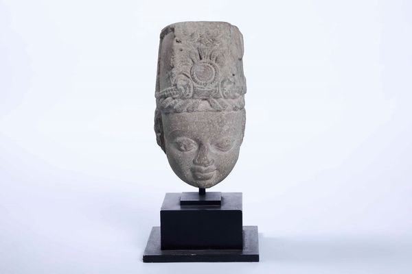 Testa in pietra raffigurante divinit Hindu (Vysnhu o Surya), India, X secolo  - Asta Arte Orientale - Associazione Nazionale - Case d'Asta italiane