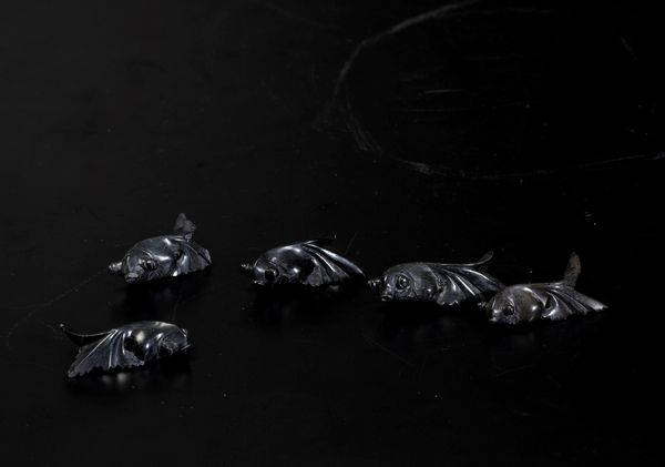 Cinque figure di dragon carps scolpite in pietra, Cina, Dinastia Qing, XIX secolo  - Asta Arte Orientale - Associazione Nazionale - Case d'Asta italiane