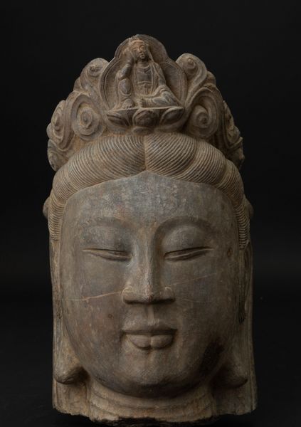 Testa in pietra di Buddha incoronato, Cina, XX secolo  - Asta Arte Orientale - Associazione Nazionale - Case d'Asta italiane