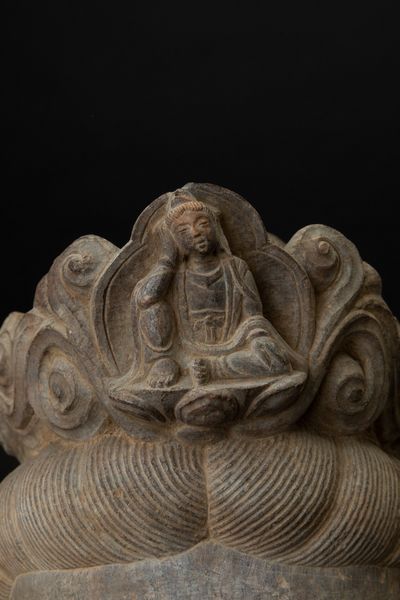 Testa in pietra di Buddha incoronato, Cina, XX secolo  - Asta Arte Orientale - Associazione Nazionale - Case d'Asta italiane
