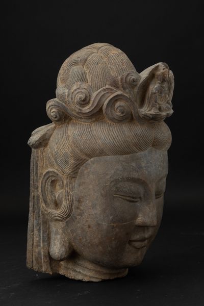 Testa in pietra di Buddha incoronato, Cina, XX secolo  - Asta Arte Orientale - Associazione Nazionale - Case d'Asta italiane